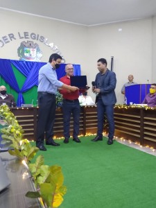Prefeito Frederico ,Pastor Valmir e vereador Marinei Entrega de titulo de cidadão Itaoquense ao pastor Valmir Dias